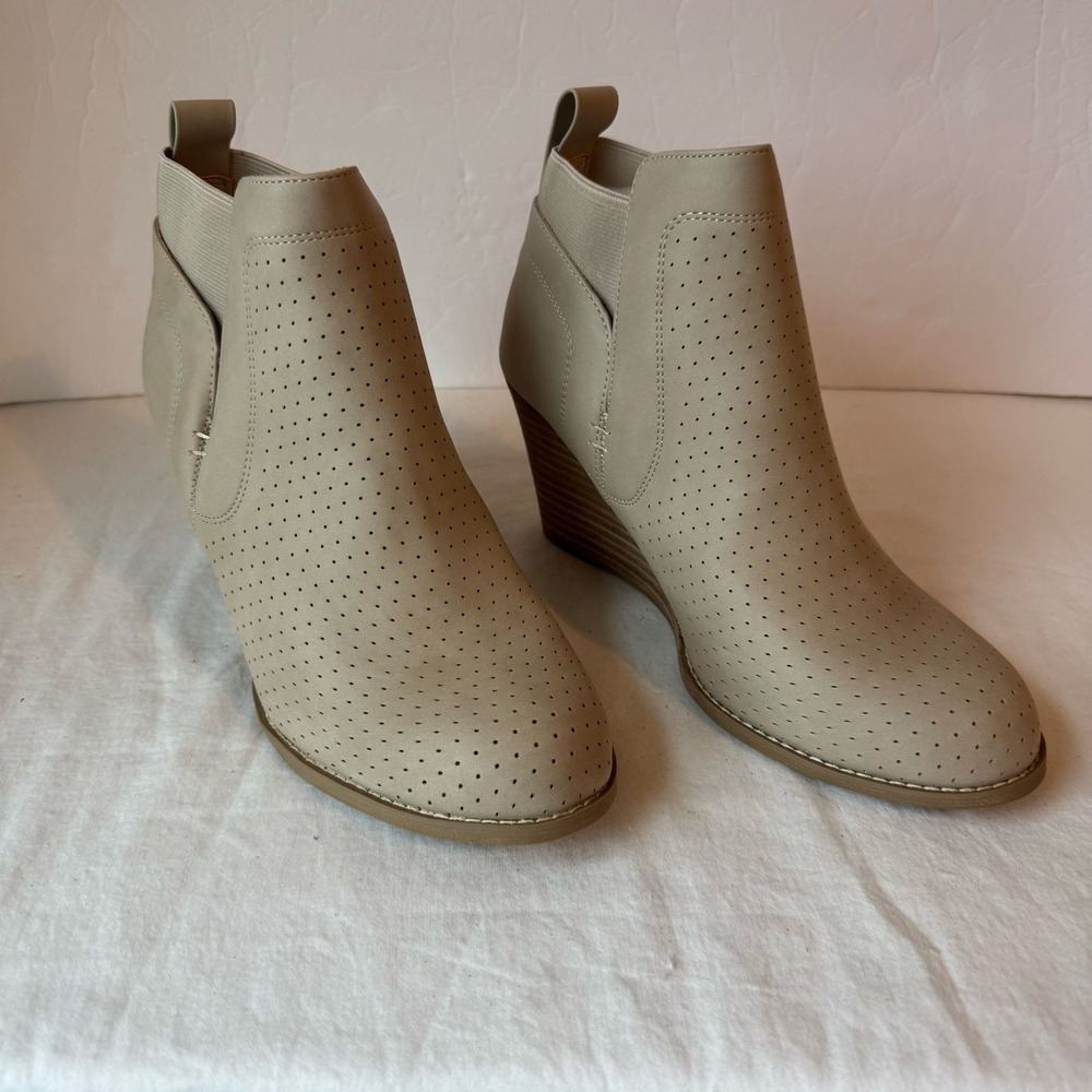 New DV by Dolce Vita Gerdy Bootie Beige Women's 8.5 Perforated Pull On Chelsea